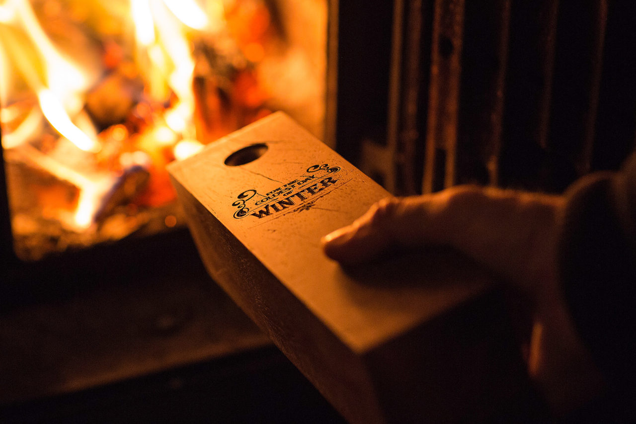 Luxe blok kachelhout van Azobe hout, relatiegeschenk voor de kachel liefhebber. Gegraveerd met 'For the Coldest day of winter'.
