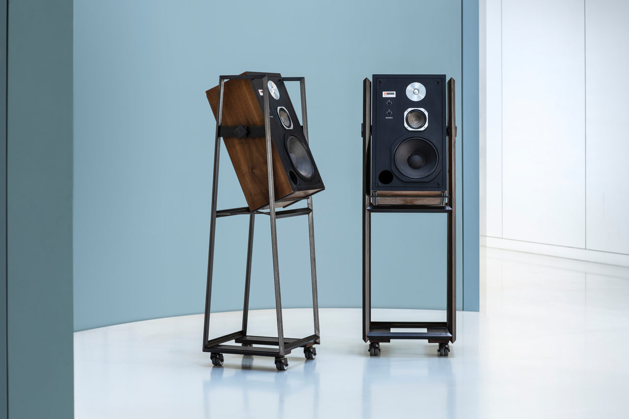 Ben Pearce designer maker. JBL speaker stands uit zwart staal, kantelbaar